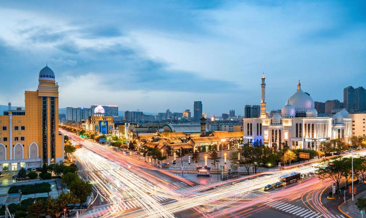 油纸伞下呼和浩特,寻梦古老街巷